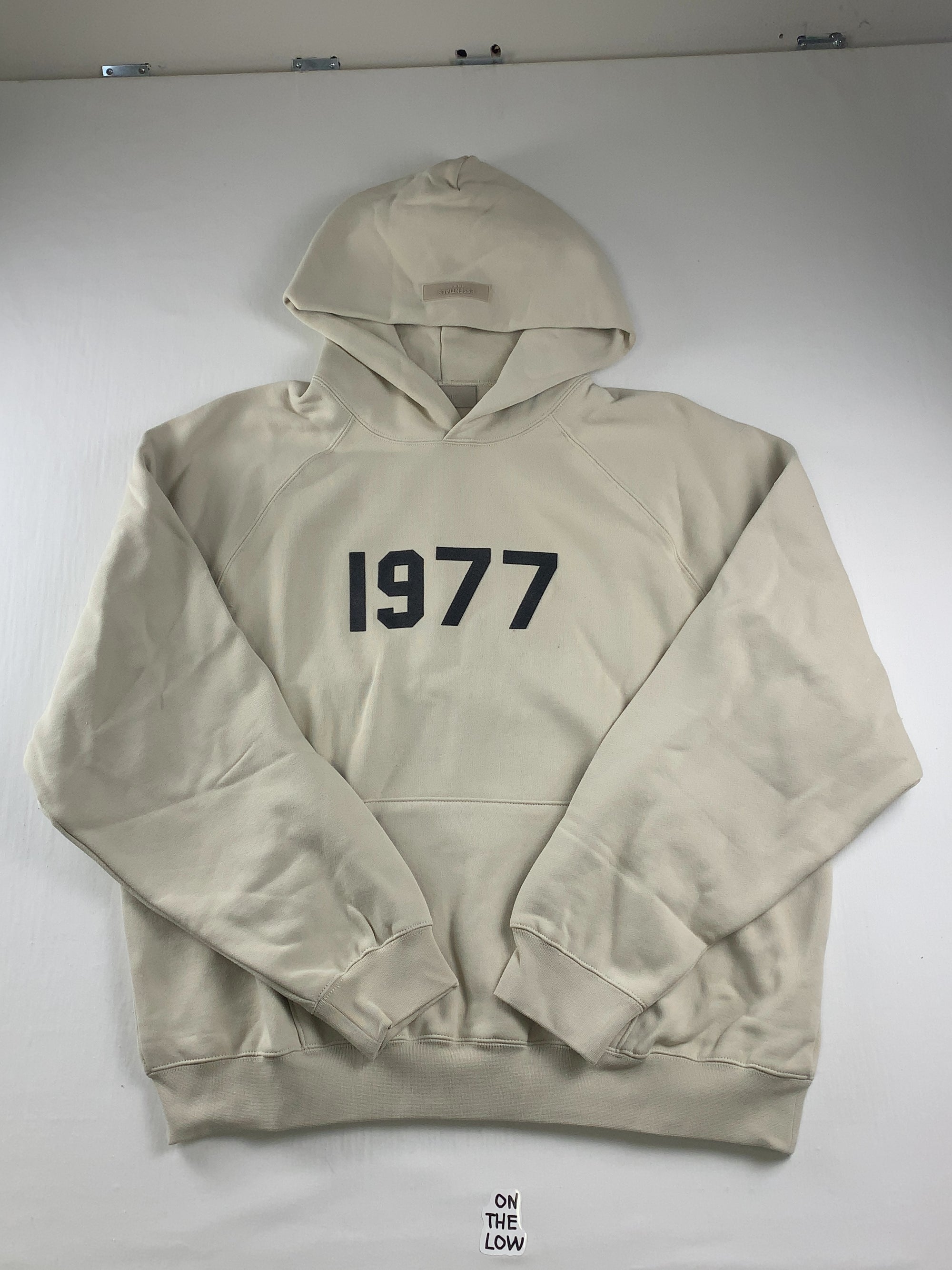Essentials Fear of God 1977 Graphic Hoodie Beige — Drive 1C4wIDN0uq8RRVZ9idtwLs8zXKb54VV13 — photo 1