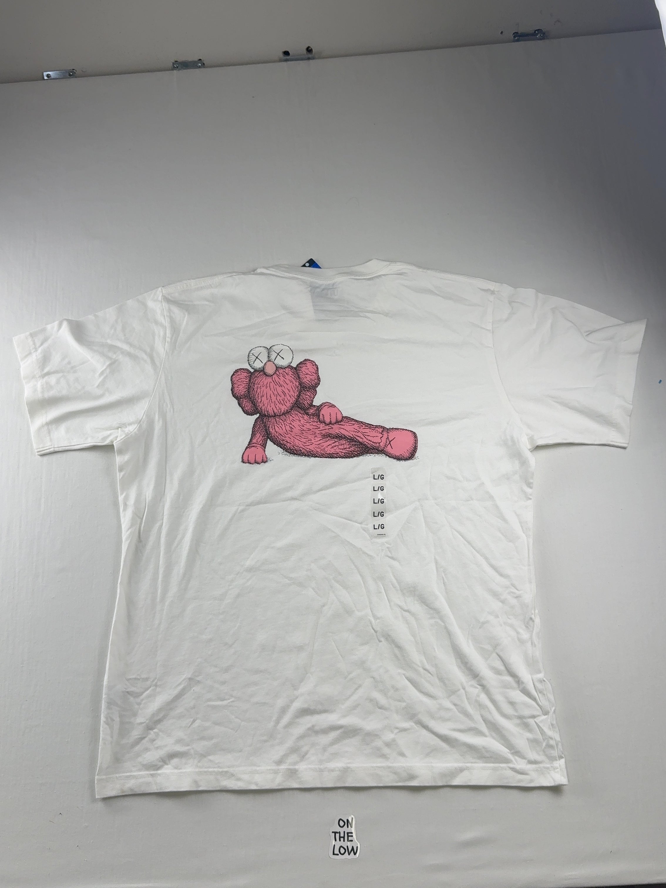 Uniqlo KAWS XX Graphic White T-Shirt — Drive 102a_FcRbj2v-zLCa9Z5lx8dEMgW3Xtx6 — photo 2
