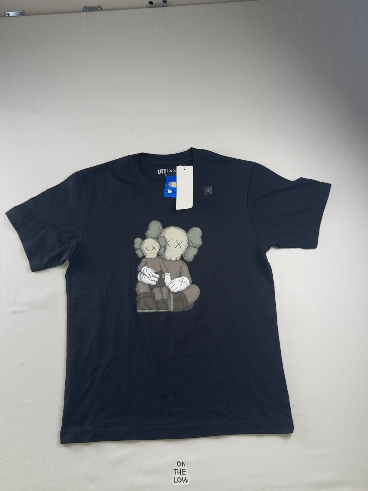 Uniqlo KAWS Character Graphic Black T-Shirt — Drive 1wyE4oeKmLb8sNjUMjygf0PGBEGEhfd-7 — photo 1