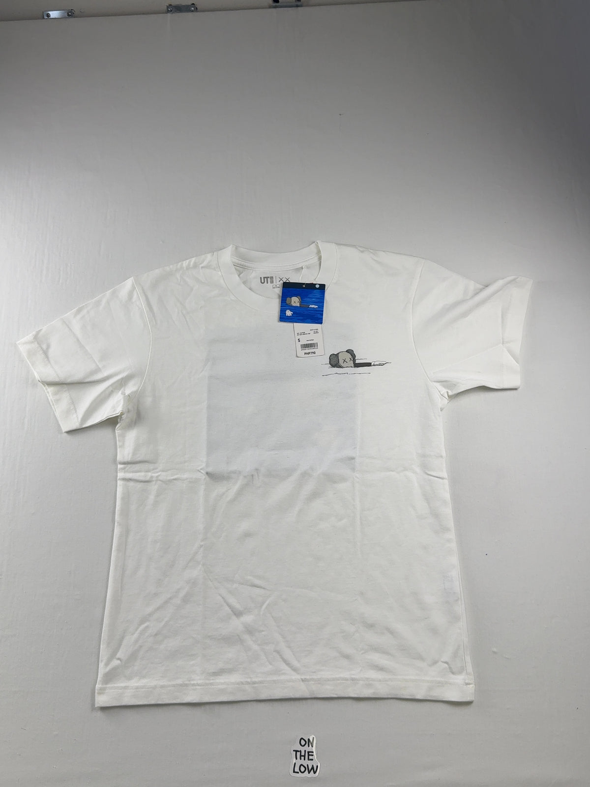 Uniqlo KAWS Graphic Pocket White T-Shirt — Drive 1WrQe7lNozwWM0nXYdlFW6eLUHcNFHzaz — photo 1