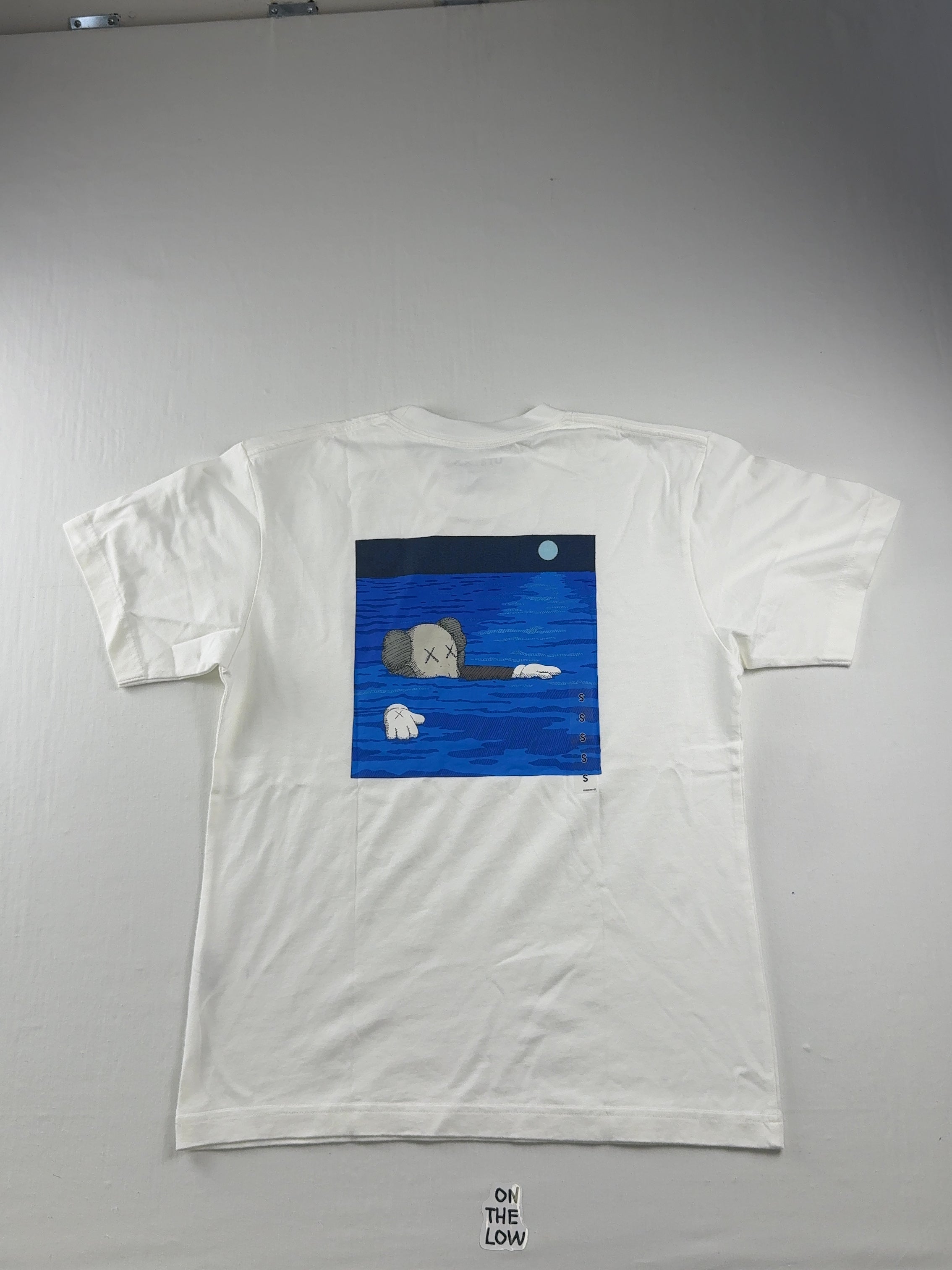 Uniqlo KAWS Graphic Pocket White T-Shirt — Drive 1U32LN2fW9m0cDvQoKre4iV6QV8STnAZh — photo 2