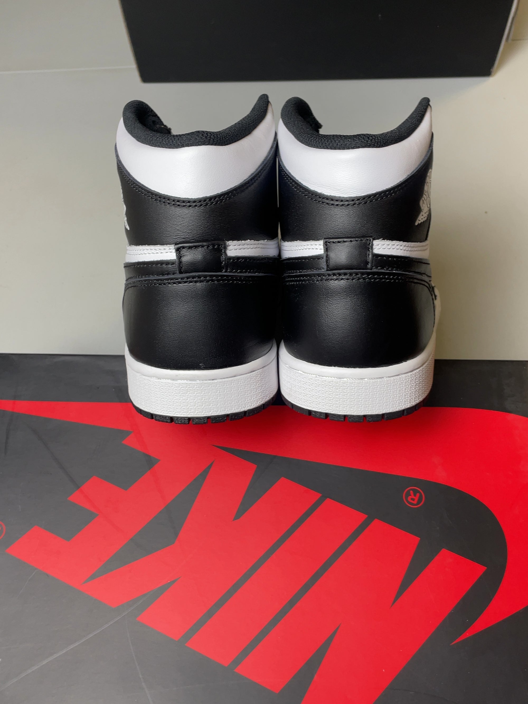 Jordan 1 Retro Black White (2014)