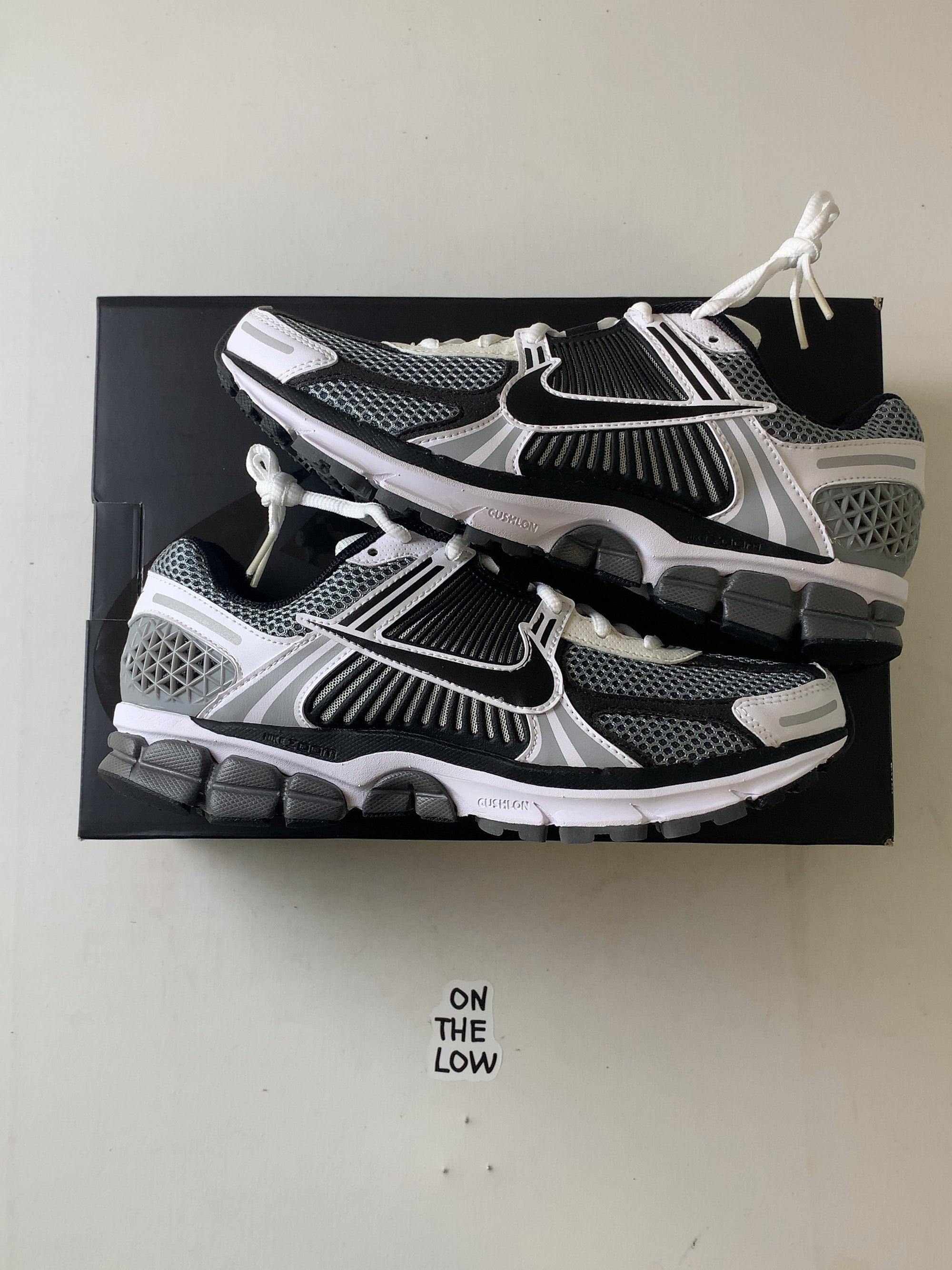 Nike Zoom Vomero 5 SE SP Dark Grey Black White — Drive 1gExk6pkGBPWG0cCis2PvjjUHocXhCB8o — photo 1