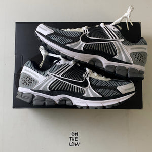Nike Zoom Vomero 5 SE SP Dark Grey Black White — Drive 1gExk6pkGBPWG0cCis2PvjjUHocXhCB8o — photo 1
