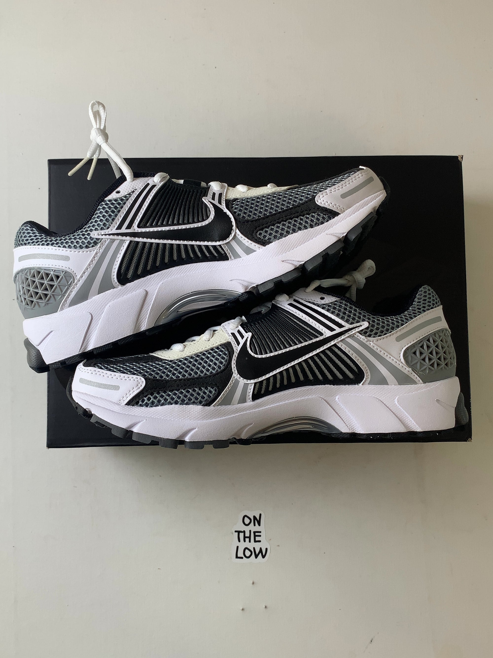 Nike Zoom Vomero 5 SE SP Dark Grey Black White — Drive 1bMp1jZRsXMqoZqbceAQHJDwrz3BATOx_ — photo 2