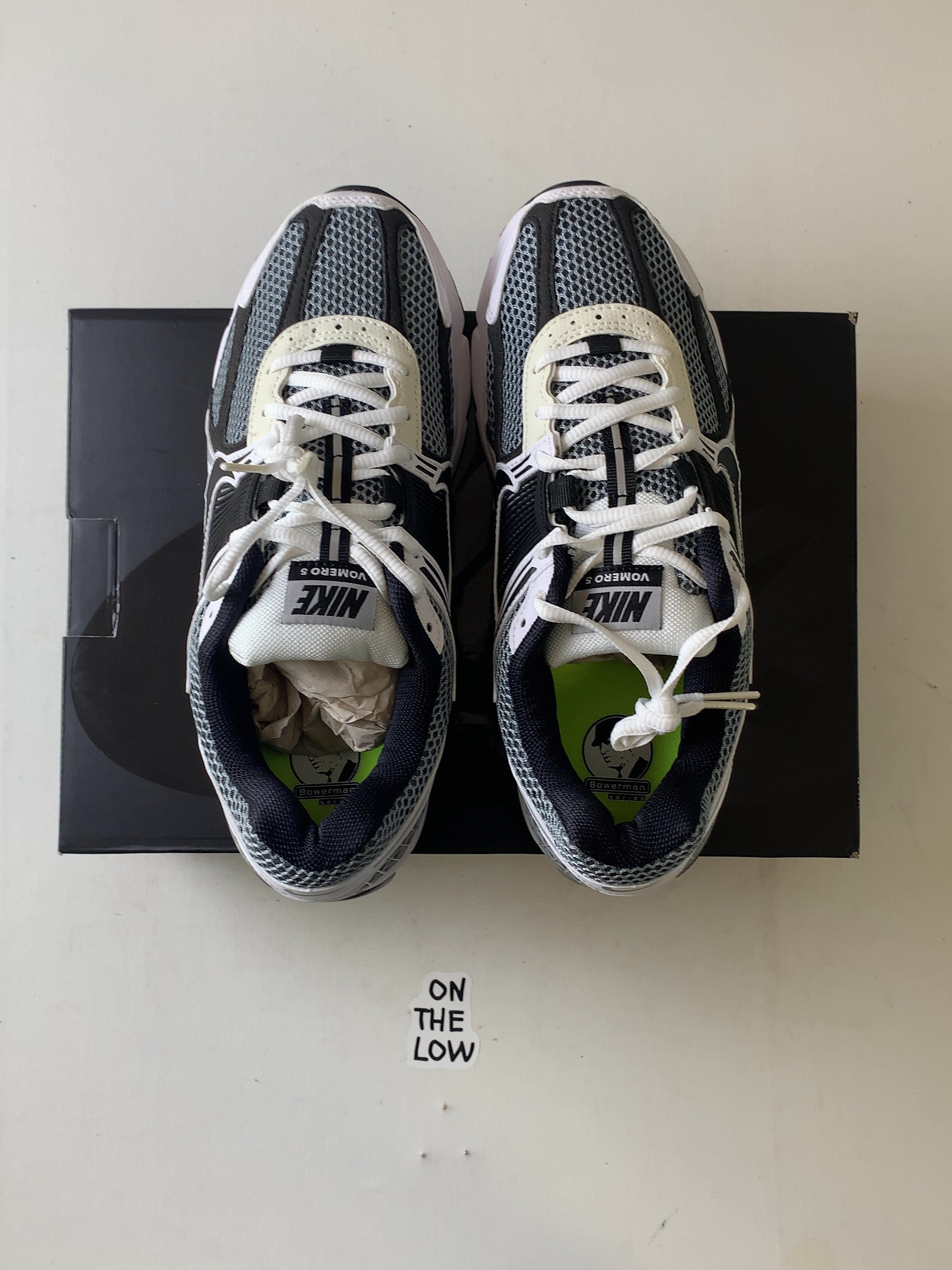 Nike Zoom Vomero 5 SE SP Dark Grey Black White — Drive 1oSNVf18zbTaEbTfN0GRaJ_1HQ5t0ed_B — photo 4