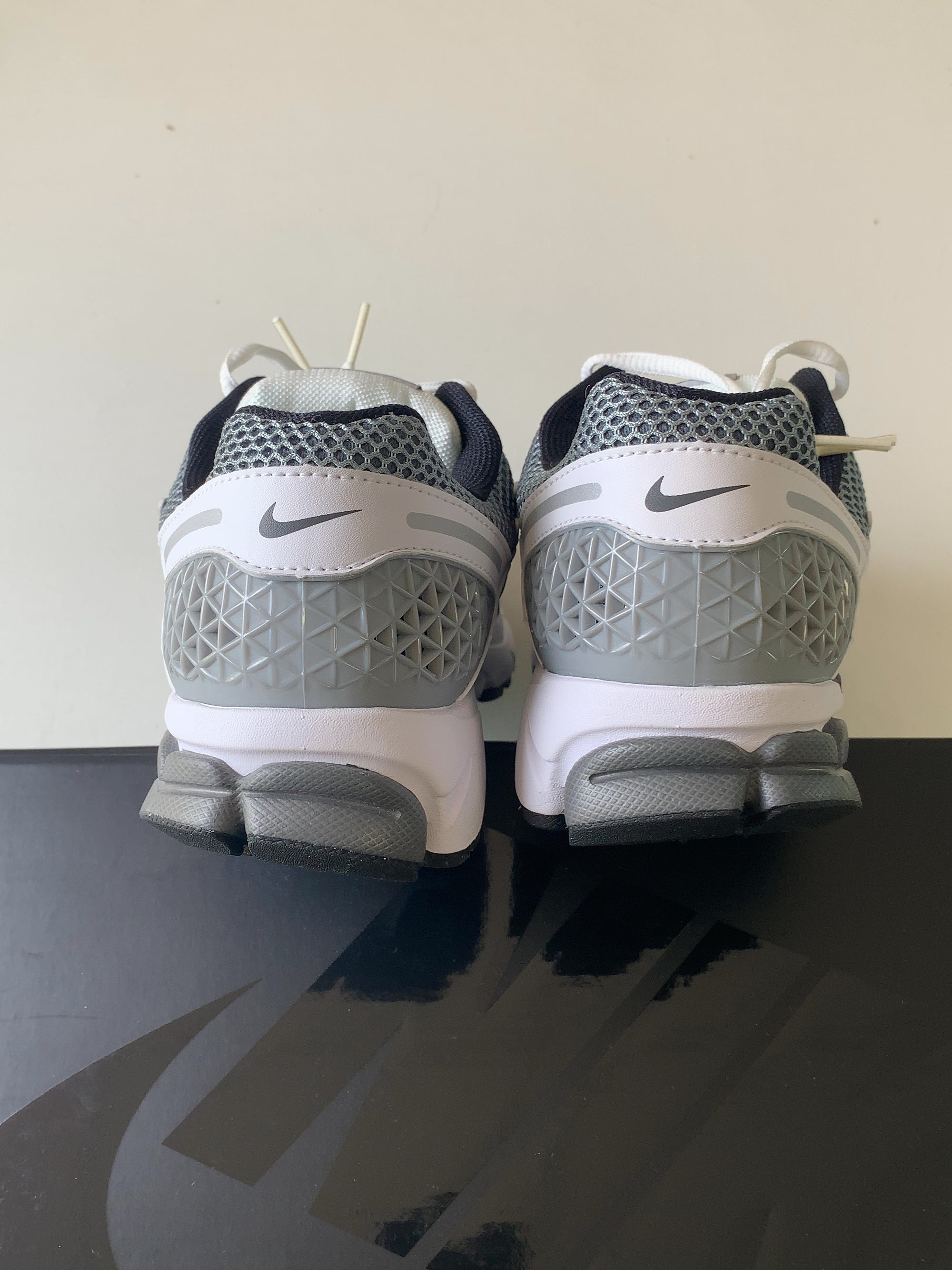 Nike Zoom Vomero 5 SE SP Dark Grey Black White — Drive 1jy1yJYgDwLRJNPp17dbPEAvmz0CrkFGg — photo 5