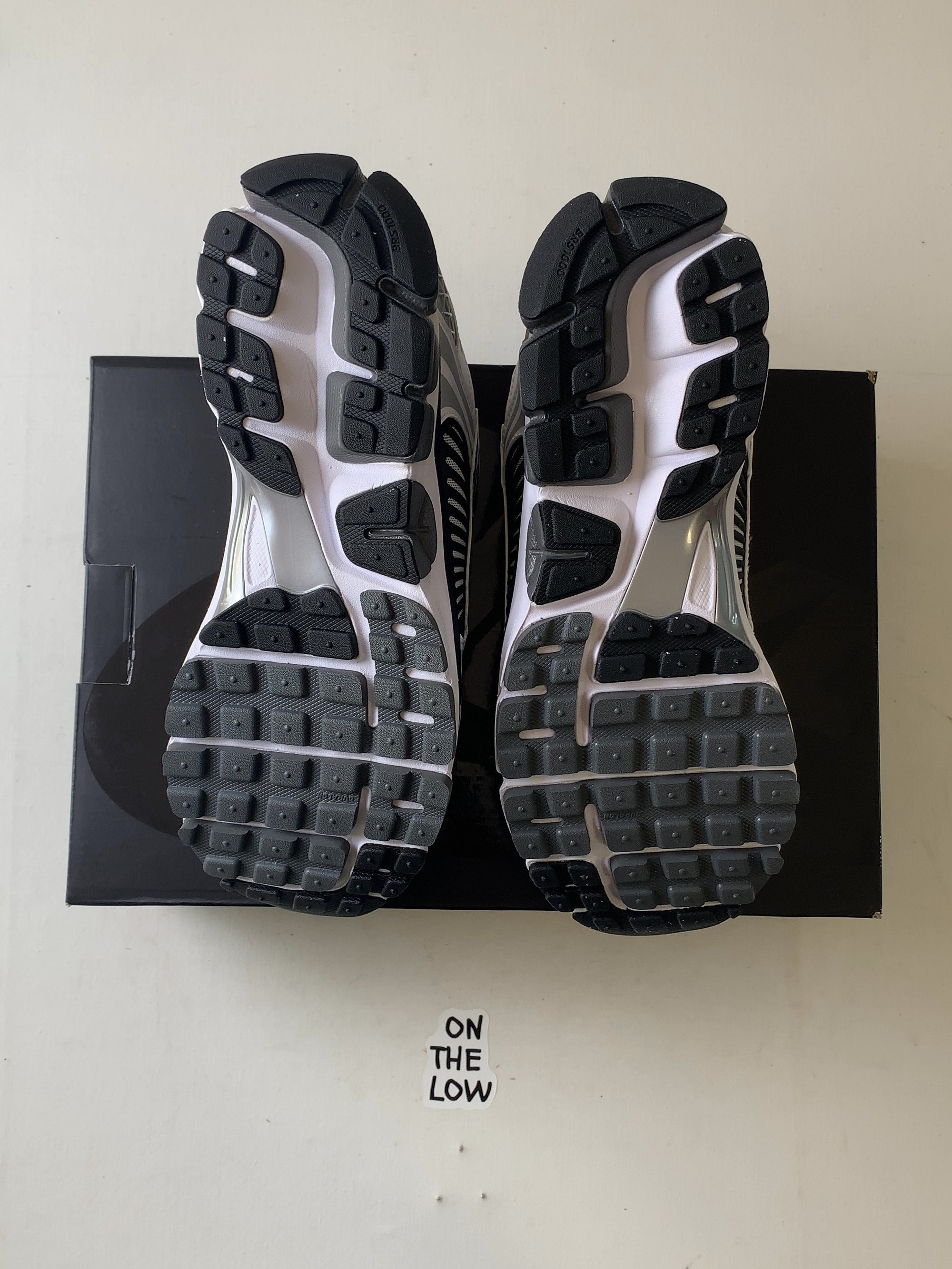 Nike Zoom Vomero 5 SE SP Dark Grey Black White — Drive 13_a2sU8uv167vV0Bfi7_e04BMfXDF1Ow — photo 6
