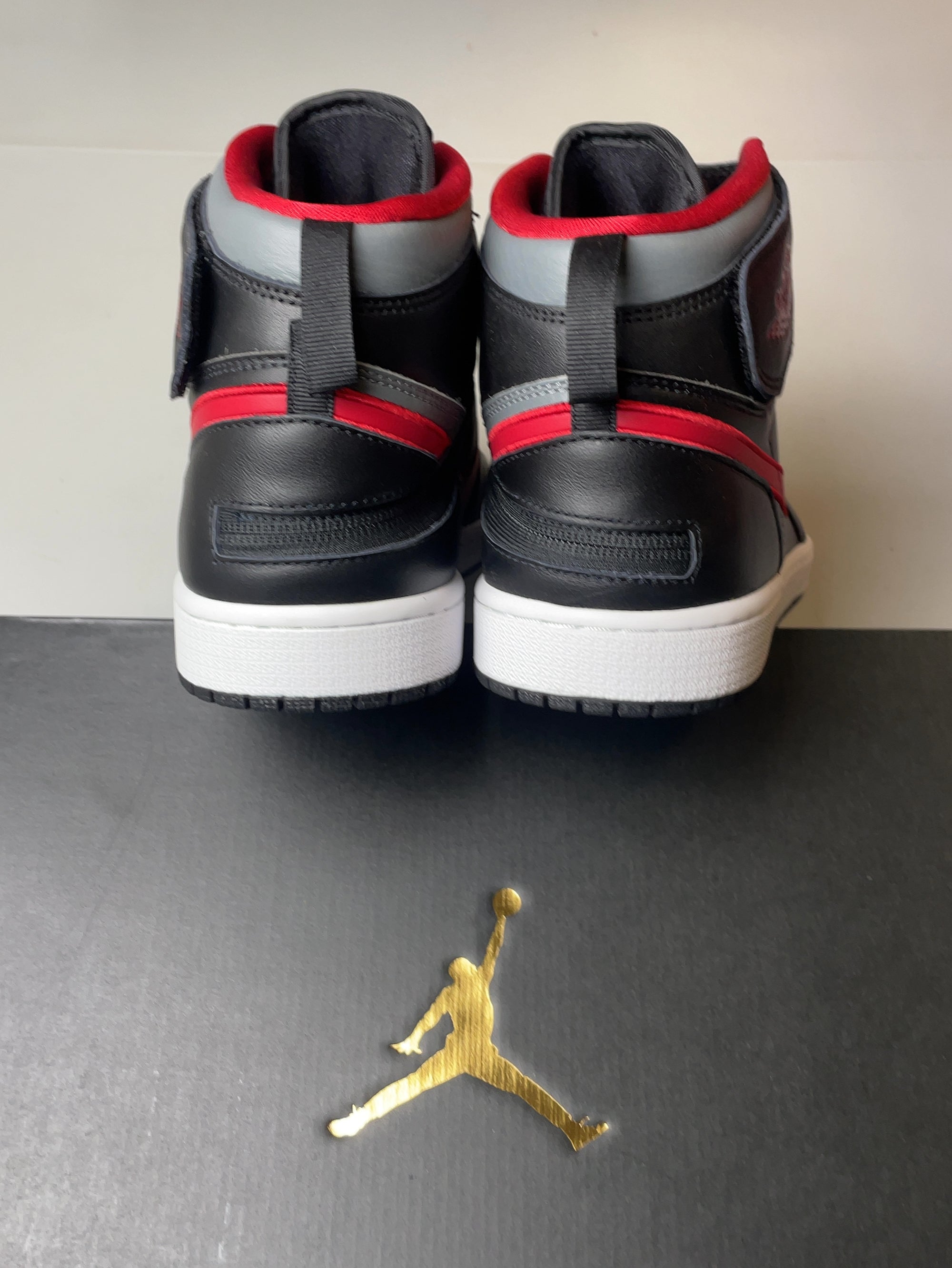 Air Jordan 1 High FlyEase Black Gym Red Smoke Grey
