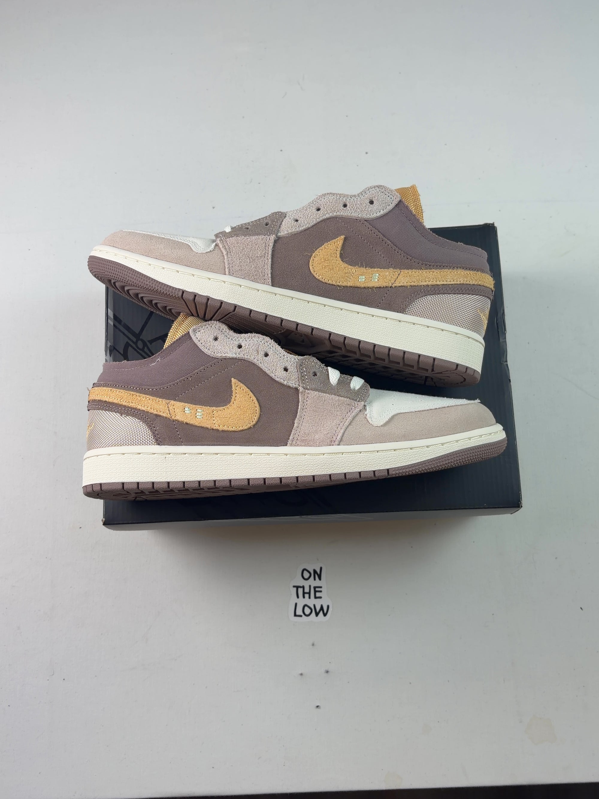 Air Air Jordan 1 Low SE Craft Taupe Haze — Drive 1n1R8w4GzhpBHNoW3ad0xjcpU7T5syMAP — photo 1