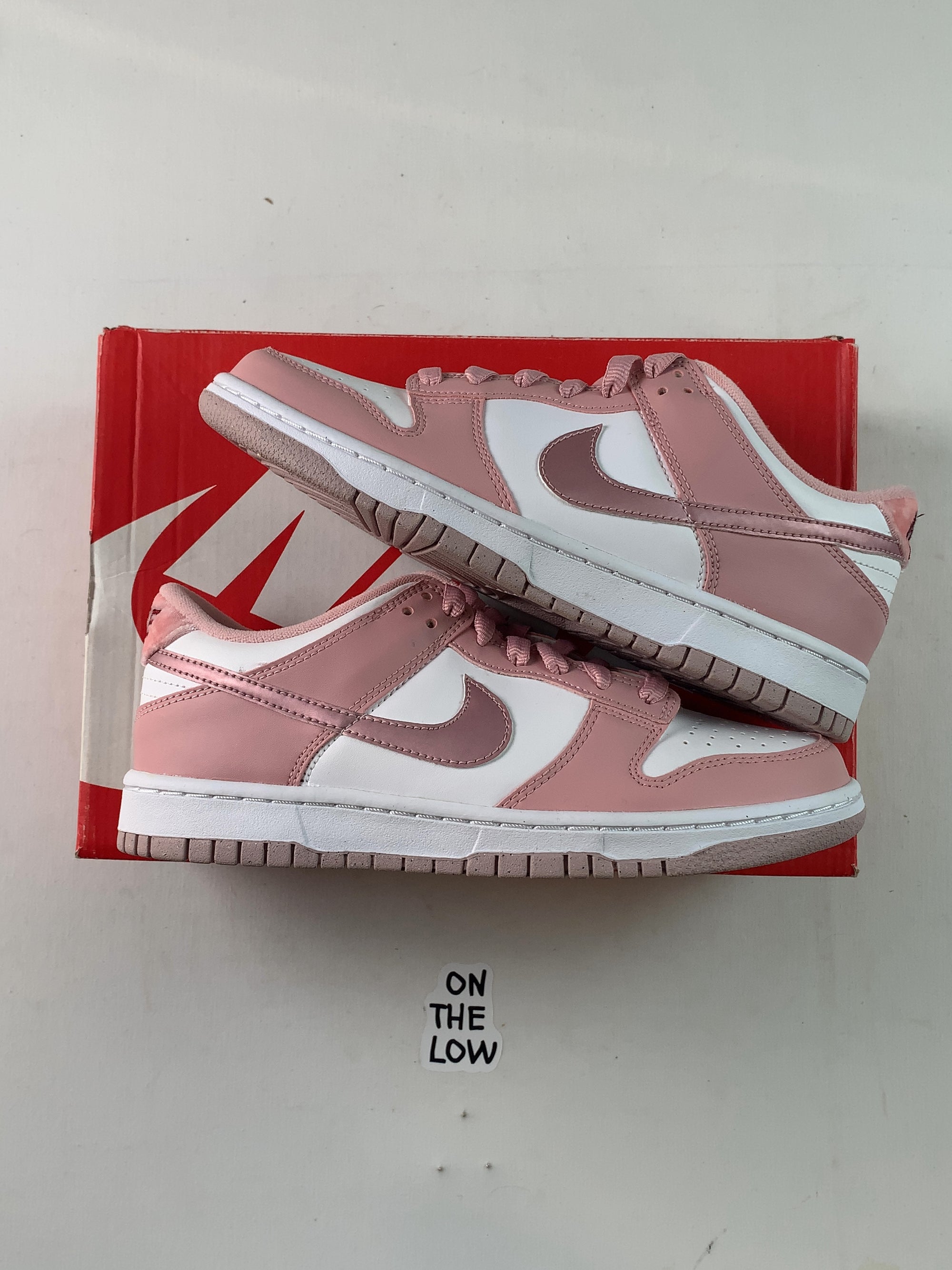 Nike Dunk Low Pink Velvet (GS) — Drive 1kGXgTxxrokzXCnpTqA6XOtaPgeFNdIAr — photo 1