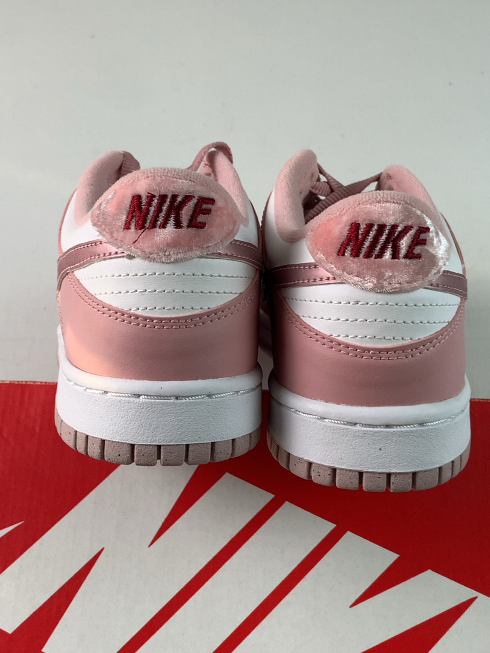 Nike Dunk Low Pink Velvet (GS) — Drive 1AO5-OTzSlllbrNaojwuGXkU9LGSJHjAs — photo 5