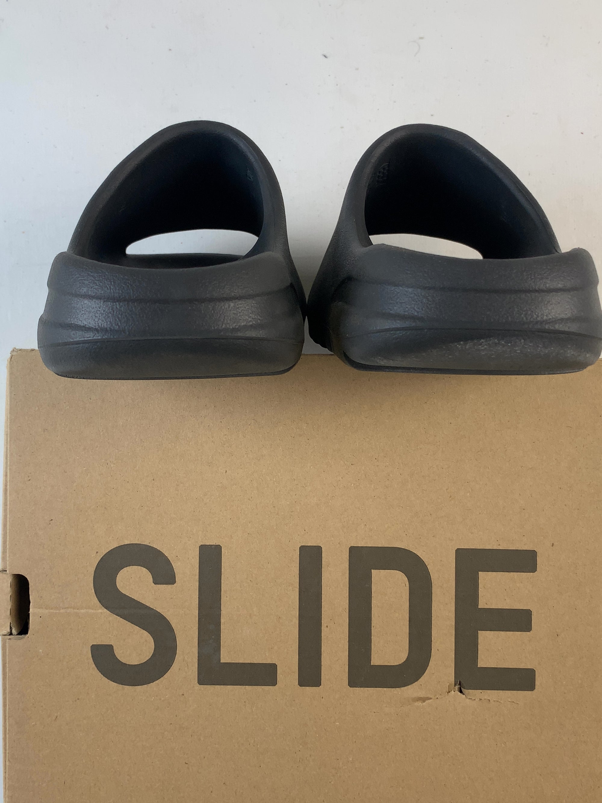adidas Yeezy Slide Onyx (USED) — Drive 1qTGgMerAhlhstxIITdtHZAKm1QMj5bSm — photo 5