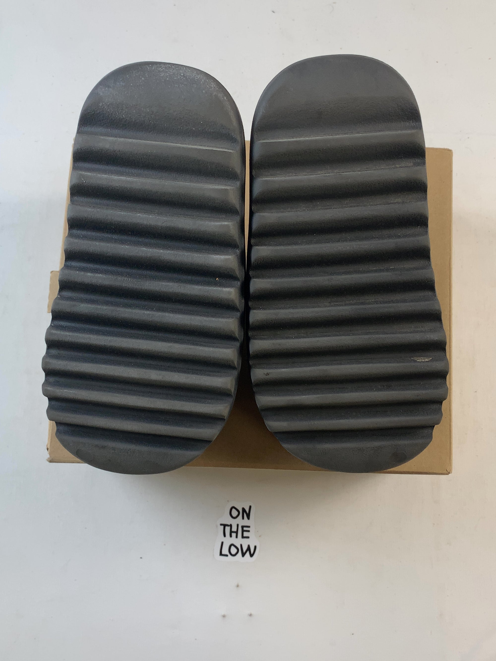 adidas Yeezy Slide Onyx (USED) — Drive 1T2jpBekqWna4IvNpuwTJvpp9Vfyp2Fyt — photo 6