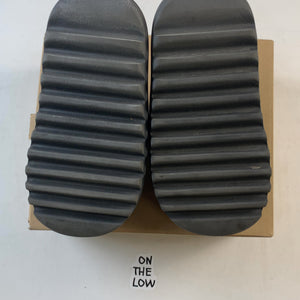 adidas Yeezy Slide Onyx (USED) — Drive 1T2jpBekqWna4IvNpuwTJvpp9Vfyp2Fyt — photo 6
